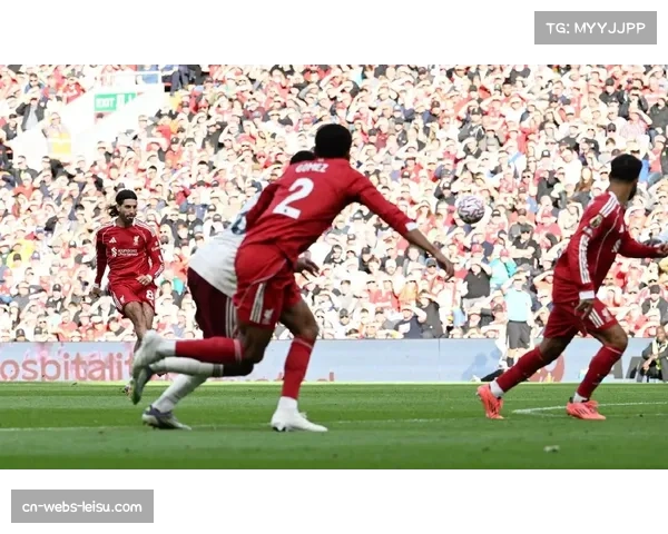 利物浦索博斯洛伊任意球破门，致敬杰拉德