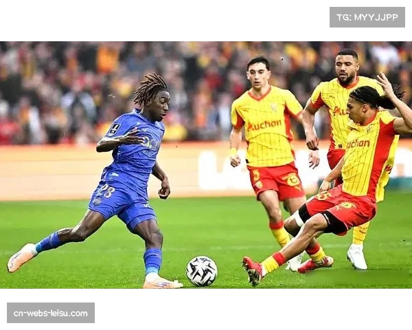 特写：朗斯老将伤愈复出替补登场，接受主场球迷起立致敬